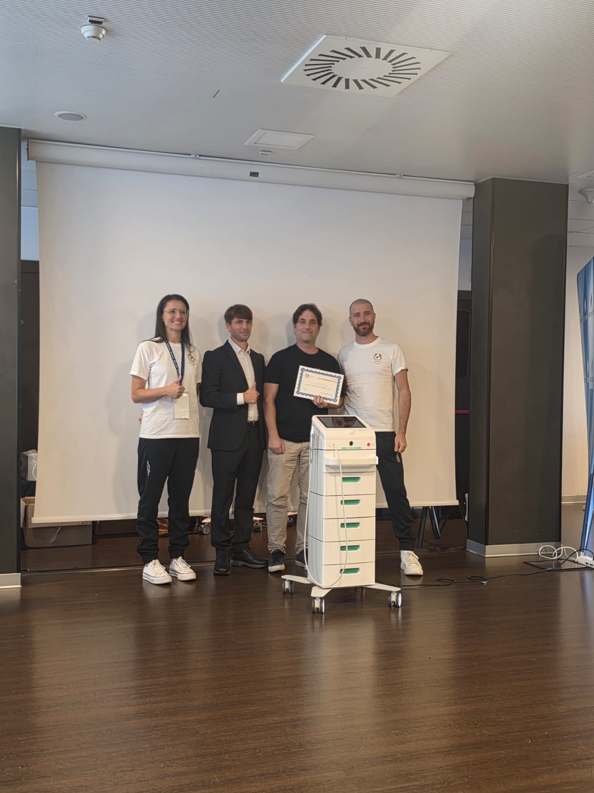 Equipo de RESORESPY durante la formación internacional en terapia láser de alta potencia en Bérgamo, Italia